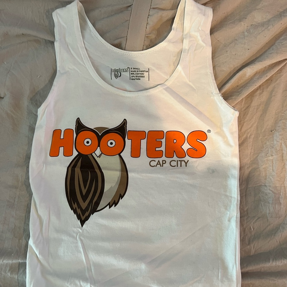 Hooters XS t-shirt